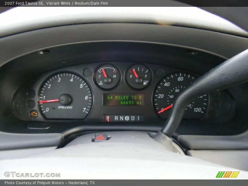 Vibrant White / Medium/Dark Flint 2007 Ford Taurus SE