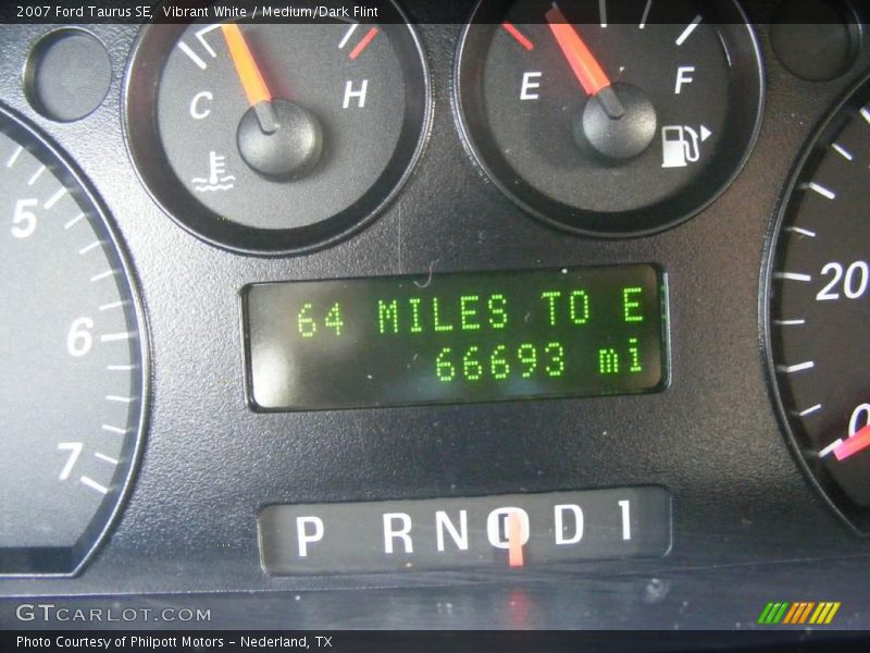 Vibrant White / Medium/Dark Flint 2007 Ford Taurus SE