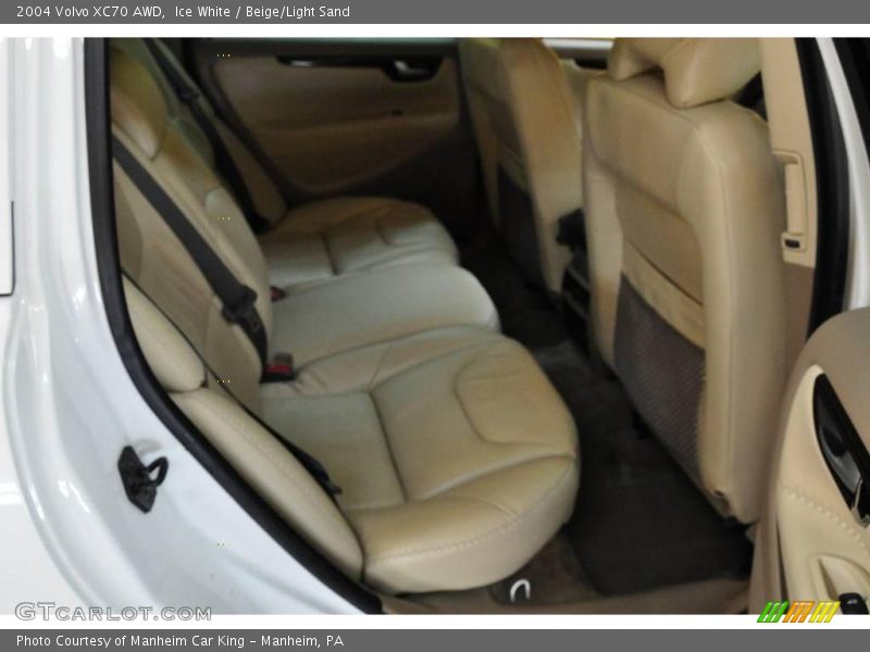 Ice White / Beige/Light Sand 2004 Volvo XC70 AWD