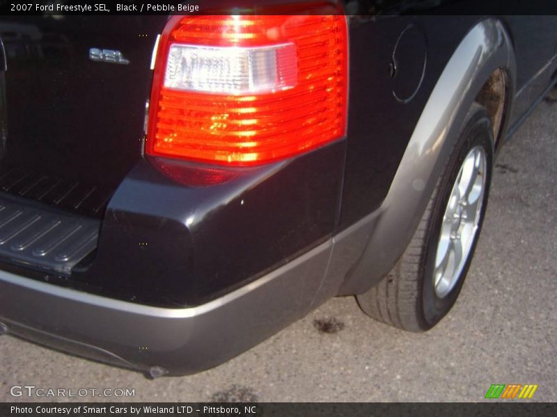 Black / Pebble Beige 2007 Ford Freestyle SEL