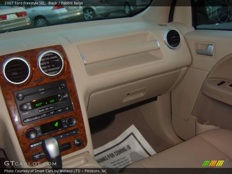 Black / Pebble Beige 2007 Ford Freestyle SEL