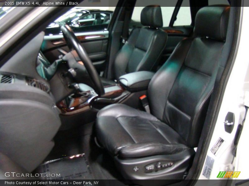 Alpine White / Black 2005 BMW X5 4.4i