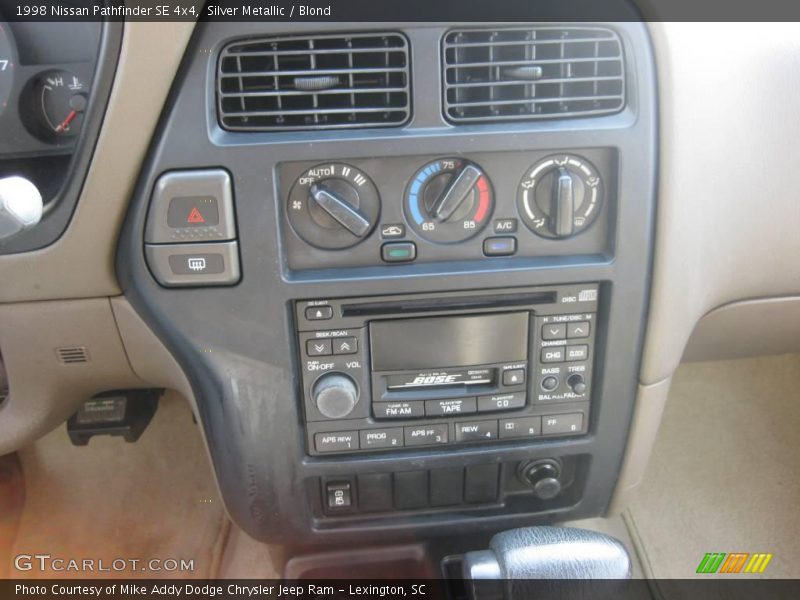 Silver Metallic / Blond 1998 Nissan Pathfinder SE 4x4