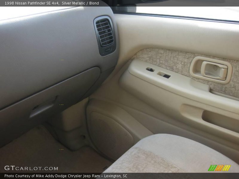 Silver Metallic / Blond 1998 Nissan Pathfinder SE 4x4