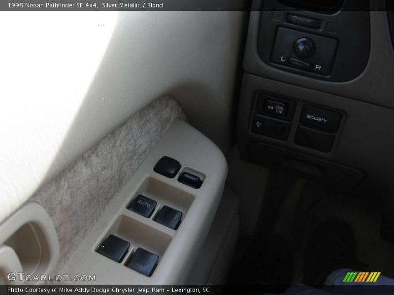 Silver Metallic / Blond 1998 Nissan Pathfinder SE 4x4