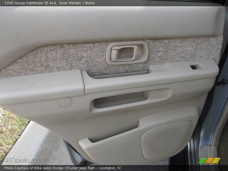 Silver Metallic / Blond 1998 Nissan Pathfinder SE 4x4