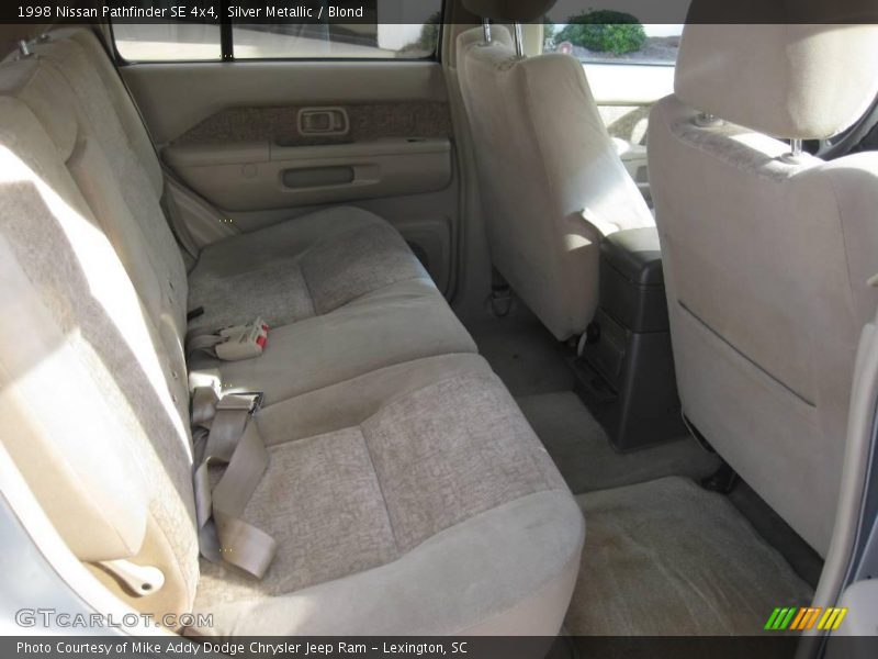 Silver Metallic / Blond 1998 Nissan Pathfinder SE 4x4