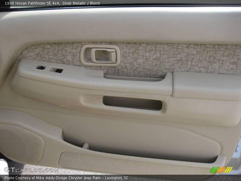 Silver Metallic / Blond 1998 Nissan Pathfinder SE 4x4