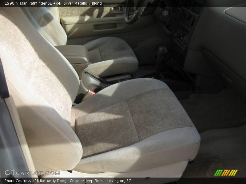Silver Metallic / Blond 1998 Nissan Pathfinder SE 4x4