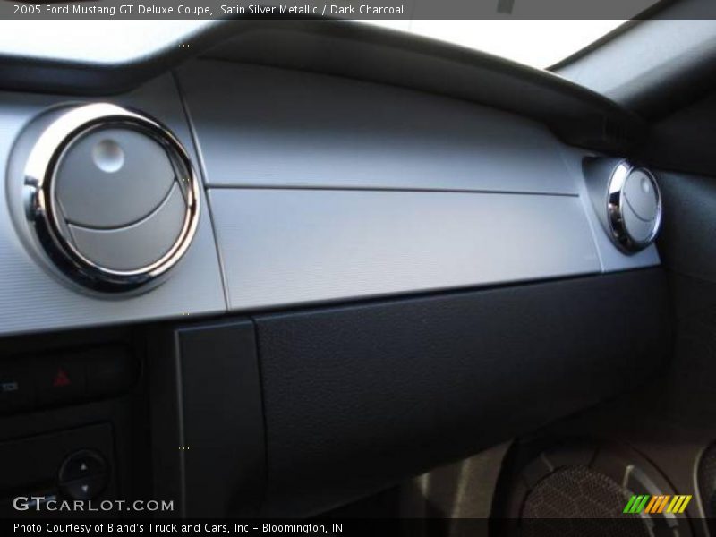 Satin Silver Metallic / Dark Charcoal 2005 Ford Mustang GT Deluxe Coupe