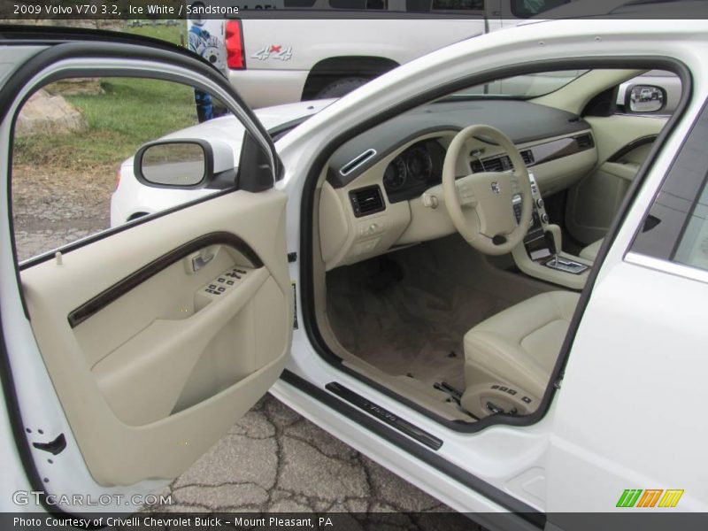 Ice White / Sandstone 2009 Volvo V70 3.2
