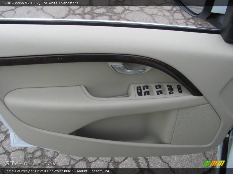 Ice White / Sandstone 2009 Volvo V70 3.2