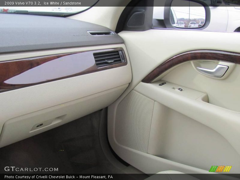 Ice White / Sandstone 2009 Volvo V70 3.2