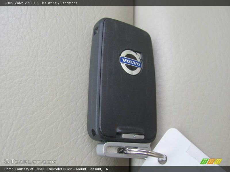 Ice White / Sandstone 2009 Volvo V70 3.2