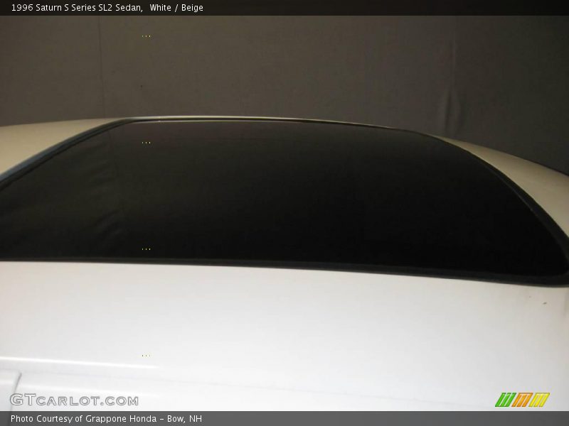 White / Beige 1996 Saturn S Series SL2 Sedan