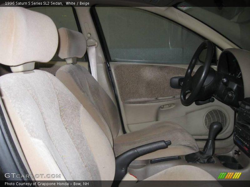 White / Beige 1996 Saturn S Series SL2 Sedan