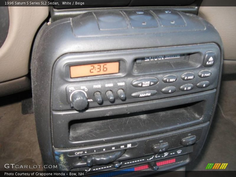 White / Beige 1996 Saturn S Series SL2 Sedan