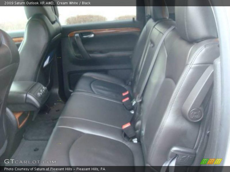 Cream White / Black 2009 Saturn Outlook XR AWD