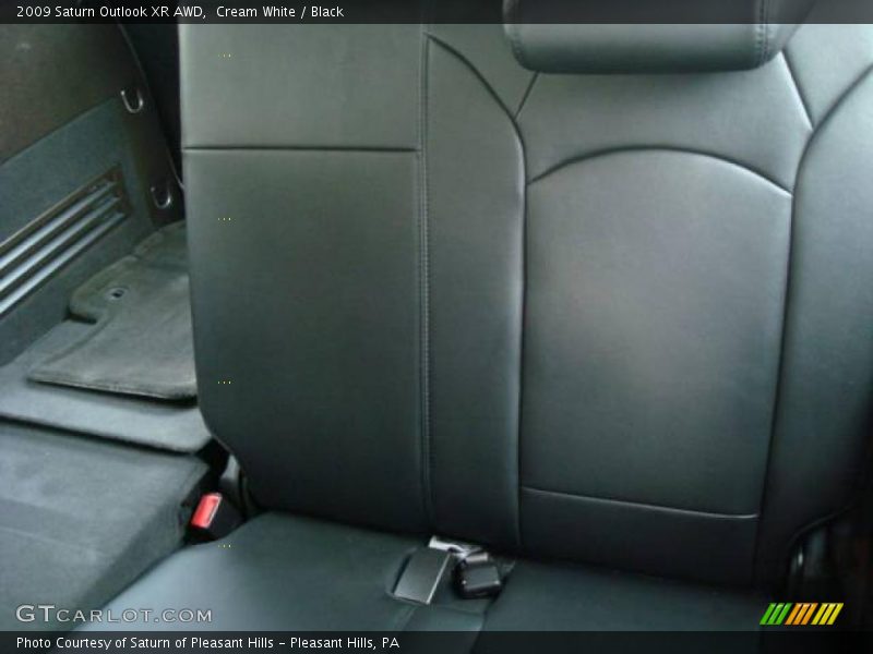 Cream White / Black 2009 Saturn Outlook XR AWD