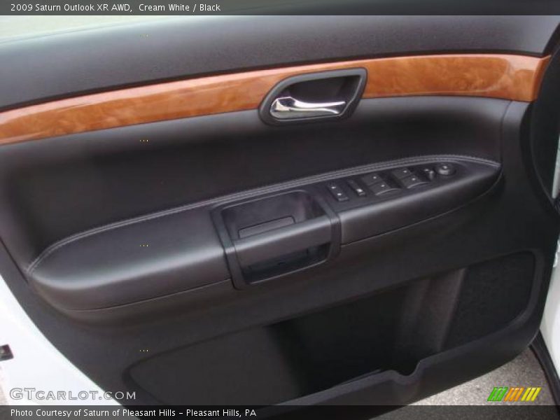 Cream White / Black 2009 Saturn Outlook XR AWD