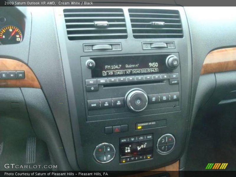 Cream White / Black 2009 Saturn Outlook XR AWD