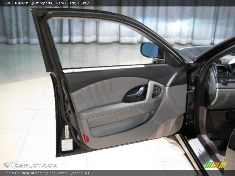 Nero (Black) / Grey 2005 Maserati Quattroporte