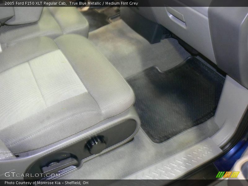 True Blue Metallic / Medium Flint Grey 2005 Ford F150 XLT Regular Cab