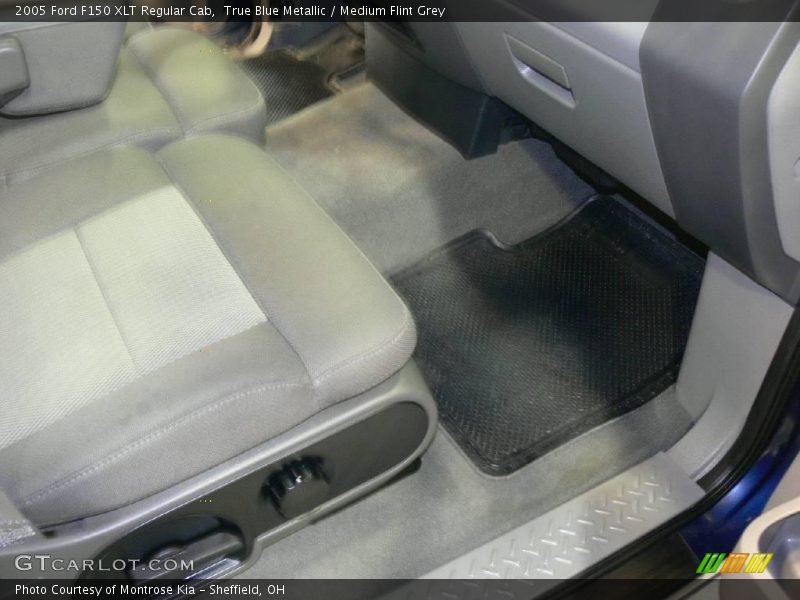 True Blue Metallic / Medium Flint Grey 2005 Ford F150 XLT Regular Cab