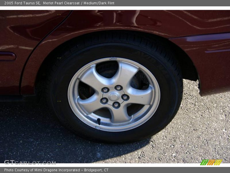 Merlot Pearl Clearcoat / Medium/Dark Flint 2005 Ford Taurus SE