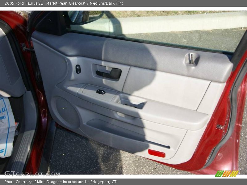 Merlot Pearl Clearcoat / Medium/Dark Flint 2005 Ford Taurus SE