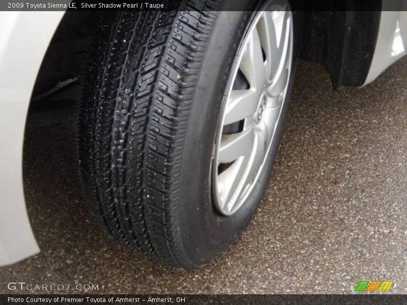 Silver Shadow Pearl / Taupe 2009 Toyota Sienna LE