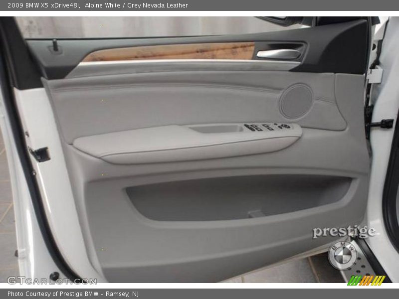 Alpine White / Grey Nevada Leather 2009 BMW X5 xDrive48i