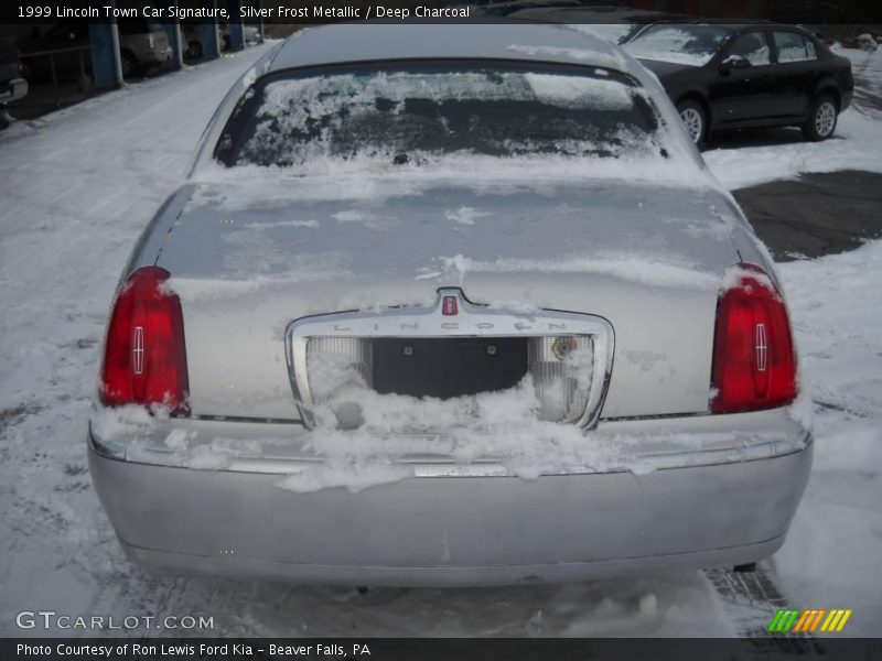Silver Frost Metallic / Deep Charcoal 1999 Lincoln Town Car Signature
