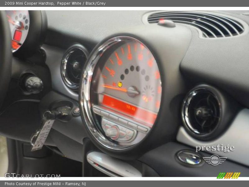 Pepper White / Black/Grey 2009 Mini Cooper Hardtop