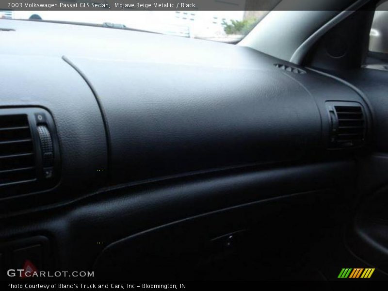 Mojave Beige Metallic / Black 2003 Volkswagen Passat GLS Sedan