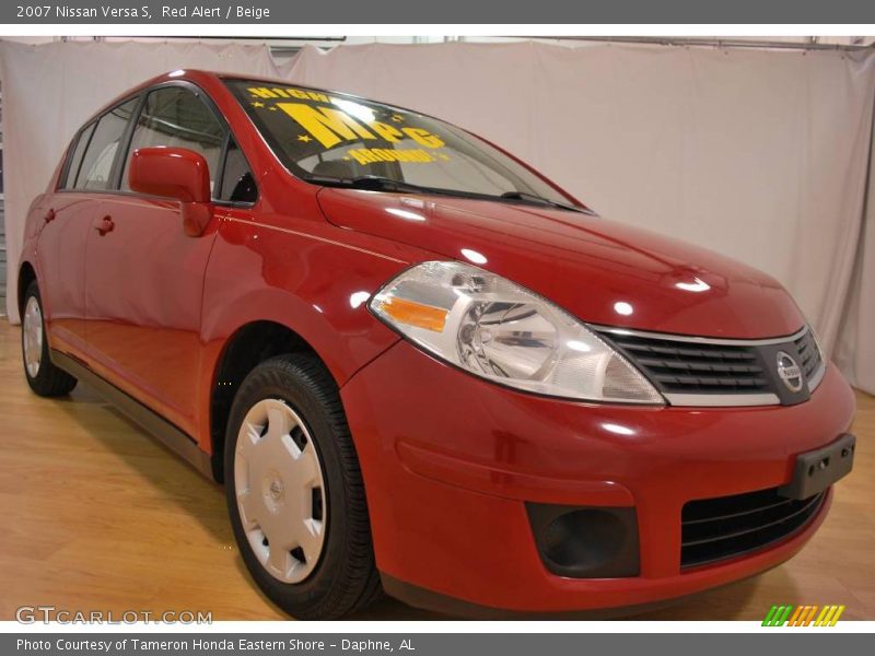 Red Alert / Beige 2007 Nissan Versa S