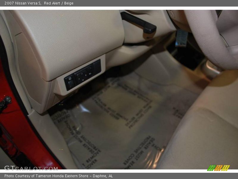 Red Alert / Beige 2007 Nissan Versa S