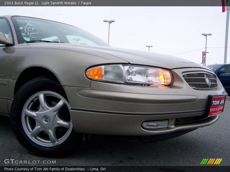 Light Sandrift Metallic / Taupe 2001 Buick Regal LS