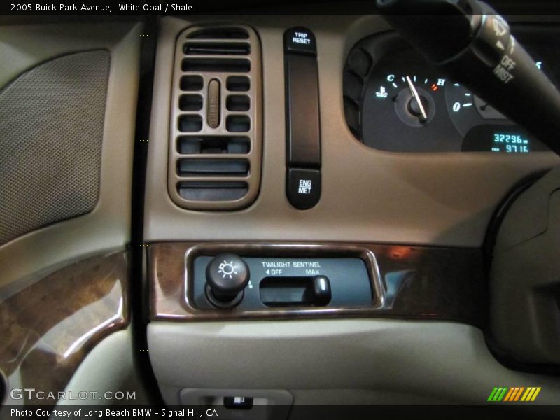 White Opal / Shale 2005 Buick Park Avenue
