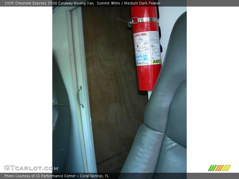 Summit White / Medium Dark Pewter 2005 Chevrolet Express 3500 Cutaway Moving Van