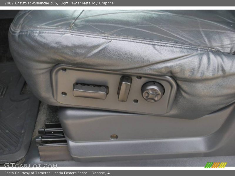 Light Pewter Metallic / Graphite 2002 Chevrolet Avalanche Z66