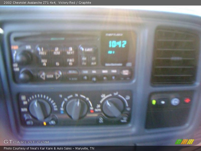 Victory Red / Graphite 2002 Chevrolet Avalanche Z71 4x4