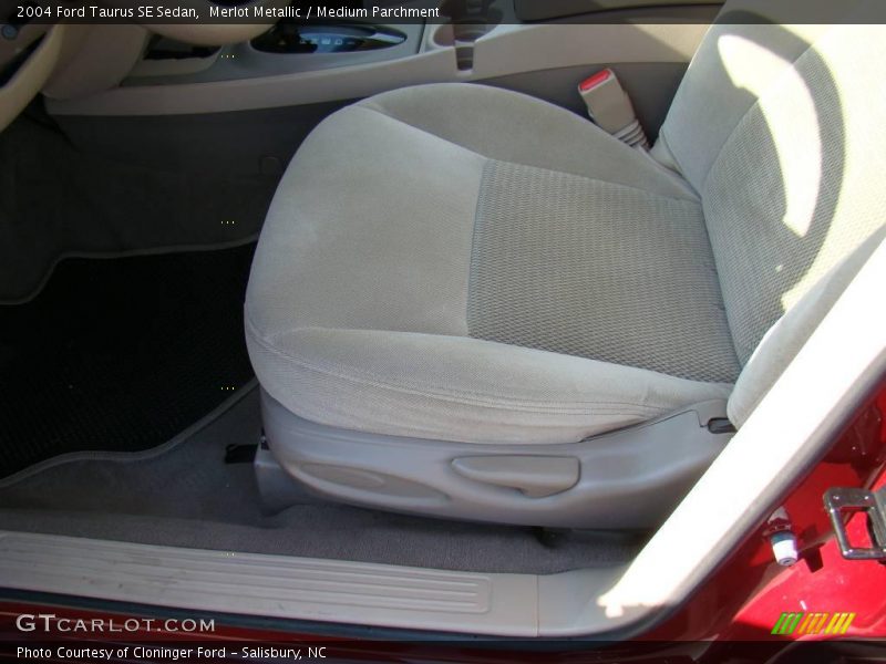 Merlot Metallic / Medium Parchment 2004 Ford Taurus SE Sedan