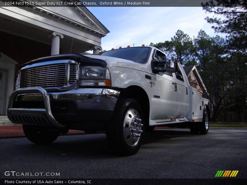 Oxford White / Medium Flint 2004 Ford F550 Super Duty XLT Crew Cab Chassis