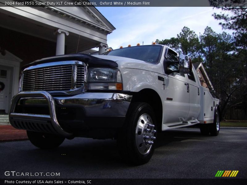 Oxford White / Medium Flint 2004 Ford F550 Super Duty XLT Crew Cab Chassis