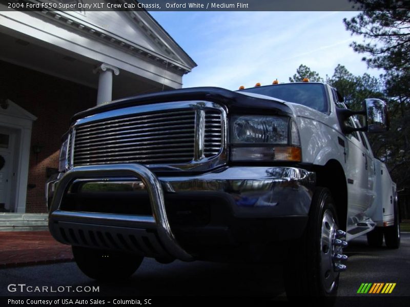 Oxford White / Medium Flint 2004 Ford F550 Super Duty XLT Crew Cab Chassis