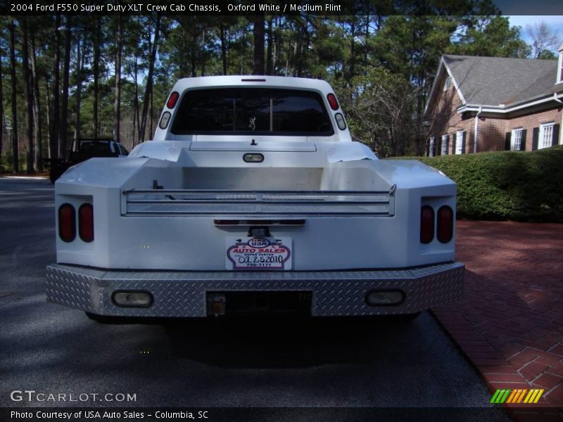 Oxford White / Medium Flint 2004 Ford F550 Super Duty XLT Crew Cab Chassis