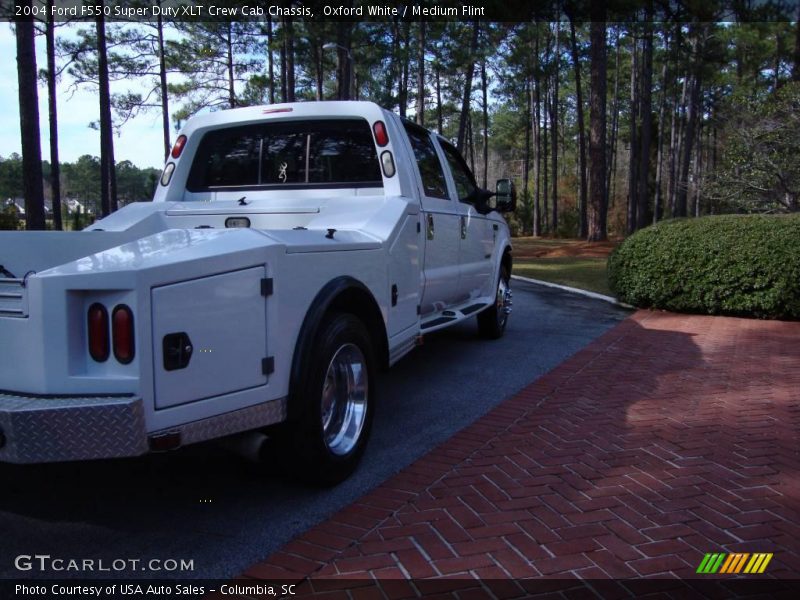 Oxford White / Medium Flint 2004 Ford F550 Super Duty XLT Crew Cab Chassis