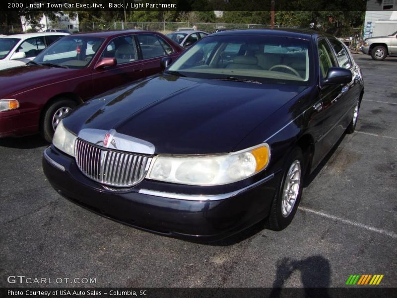 Black / Light Parchment 2000 Lincoln Town Car Executive