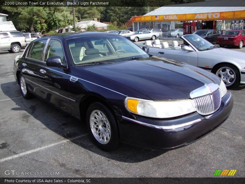 Black / Light Parchment 2000 Lincoln Town Car Executive